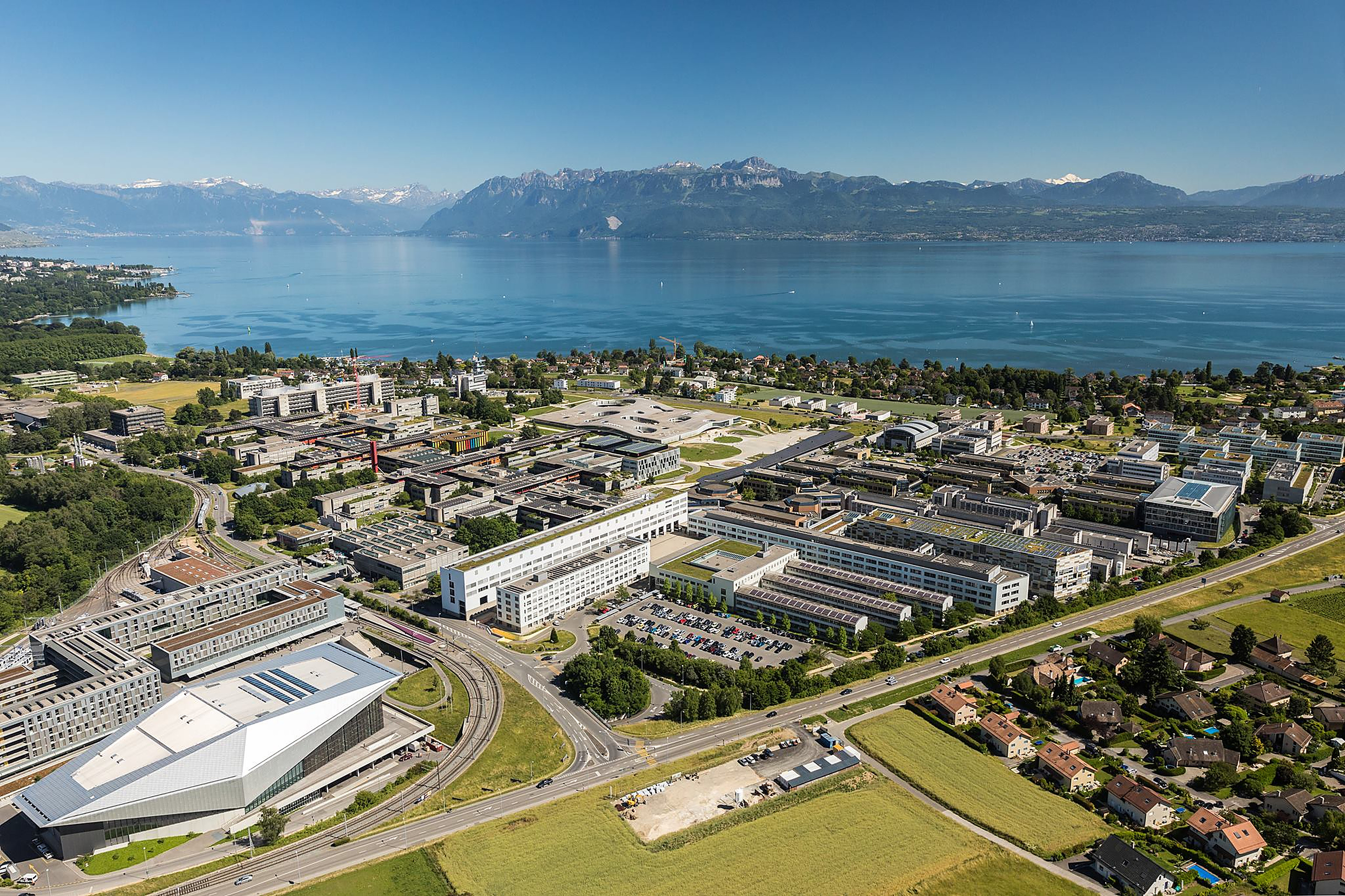 Le lac Léman et les Alpes vus depuis le campus lausannois